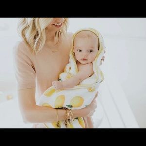 Little Unicorn hooded towel and washcloth set. Lemon pattern.